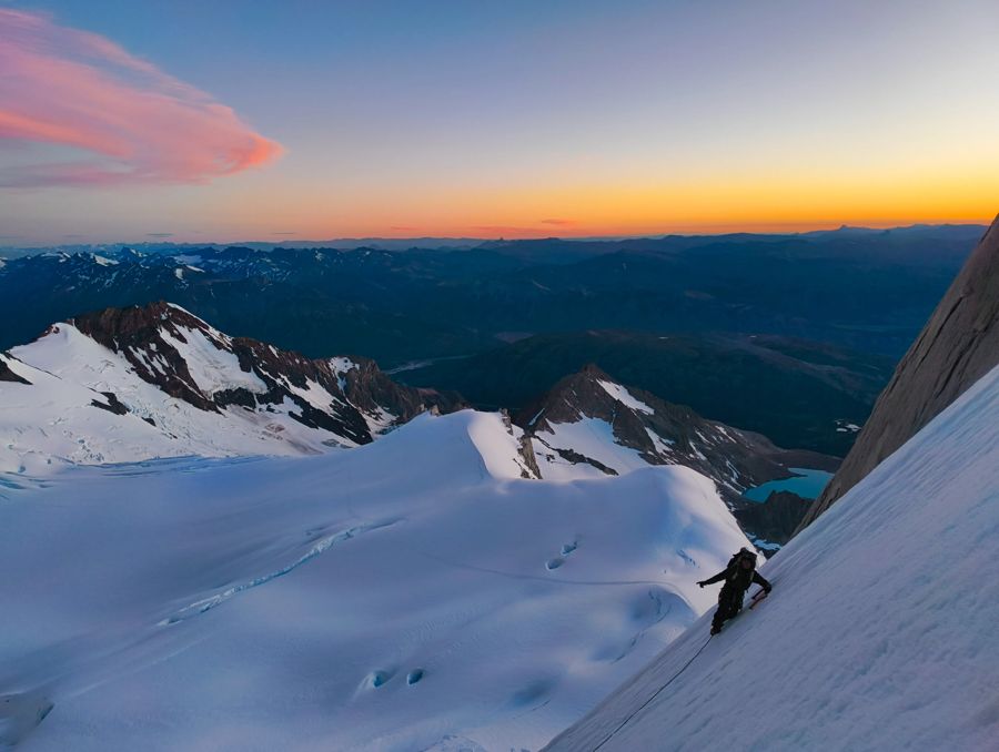 Amanecer escalando en hielo sobre el cordón
