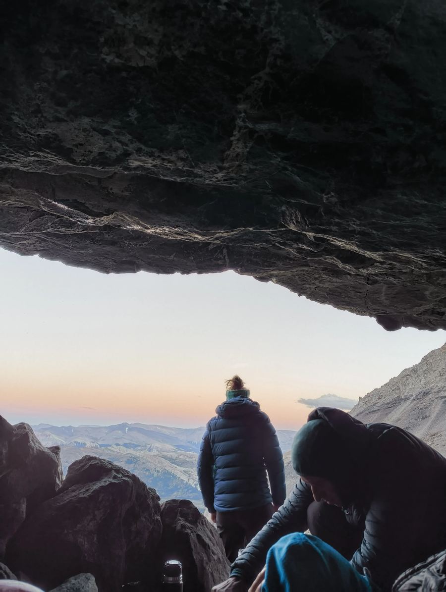Refugio en una cueva al amanecer