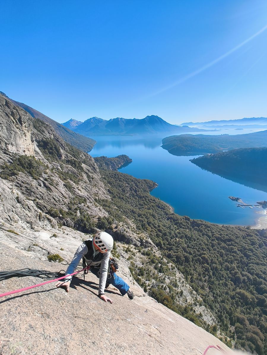 Escalada en roca sobre un lago
