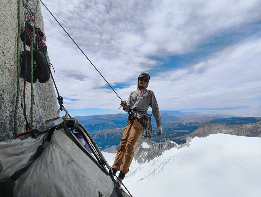 Escalando en la pared con el hielo continental abajo
