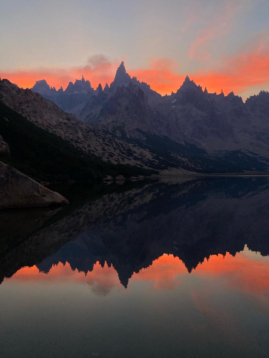 Atardecer reflejado en una laguna