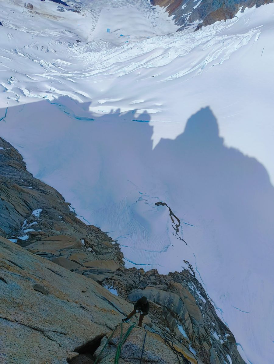 La sombra del cordón sobre el glaciar